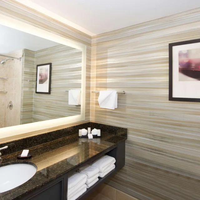 جناح بسرير كينج بغرفتين مع أريكة، Embassy Suites Walnut Creek 3/3