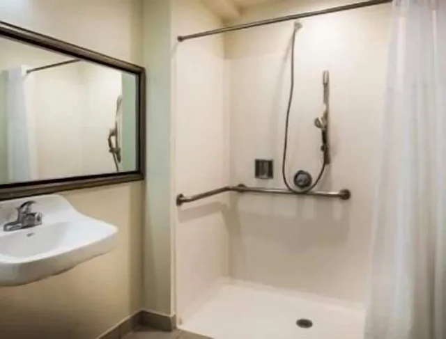 غرفة بسرير كوين لذوي الإعاقة، Days Inn & Suites by Wyndham Antioch 3/3