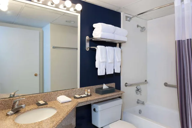 جناح بسرير كينج، La Quinta Inn and Suites by Wyndham Secaucus Meadowlands 4/4