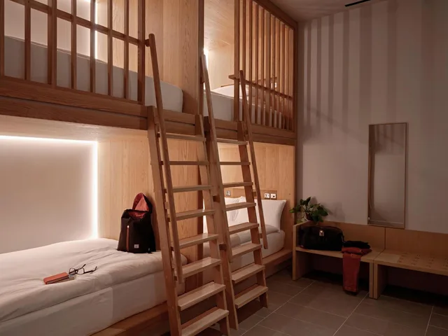 cocoon 8، Zedwell Piccadilly Circus 2/5