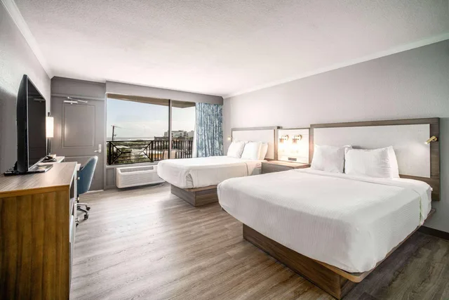 Room, 2 Queen Beds, Pool or Ocean View, Balcony، La Quinta Inn & Suites by Wyndham Cocoa Beach Oceanfront 2/6