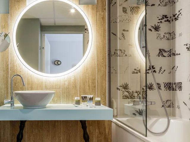 غرفة بريفيليج بسرير مزدوج بشرفة مع أريكة، Hotel Mercure Orleans Portes de Sologne 3/3