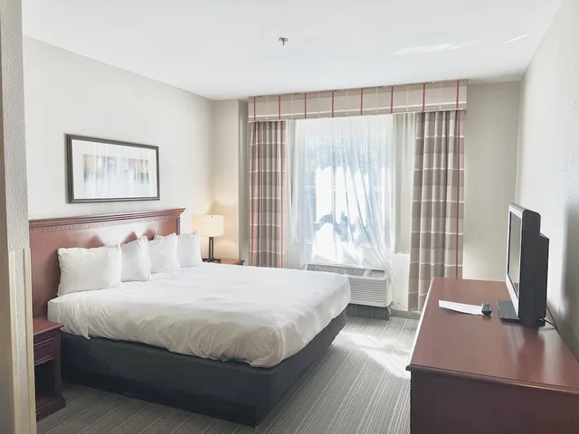 غرفة بسرير كينج، Country Inn & Suites By Radisson, Emporia, VA 3/5