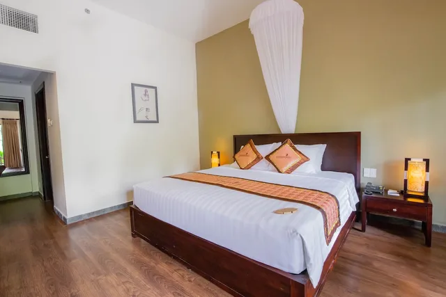 بنغل بسرير كينج بإطلالة على الحديقة، Diamond Bay Resort & Spa 1/10
