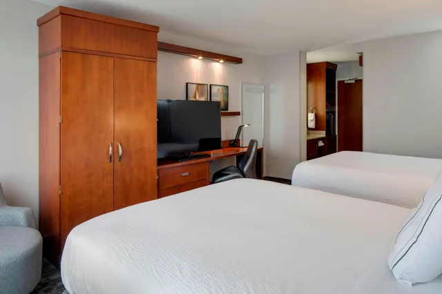 غرفة بسريرين كوين، COURTYARD BY MARRIOTT LOGAN AIRPORT 2/2