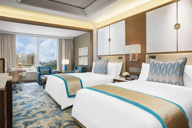 غرفة ديلوكس بسريرين كوين، The St Regis Macao Cotai Central 1/3