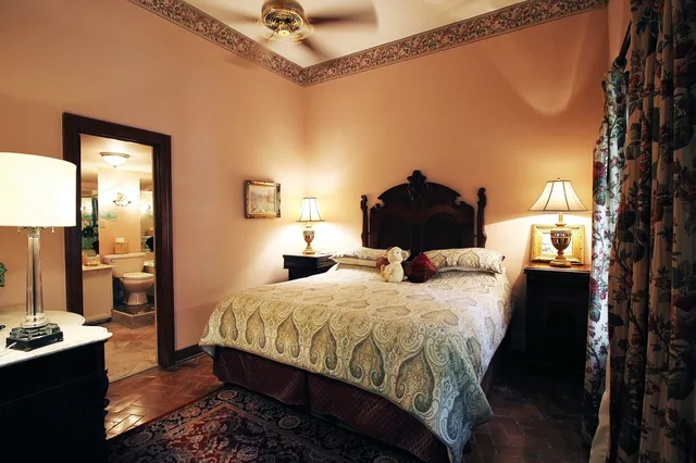 كوخ بسرير كينج، The Olivier House Hotel 3/6