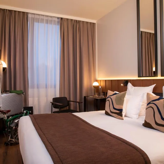 غرفة قياسية بسرير كينج، Hotel du Port 1/8