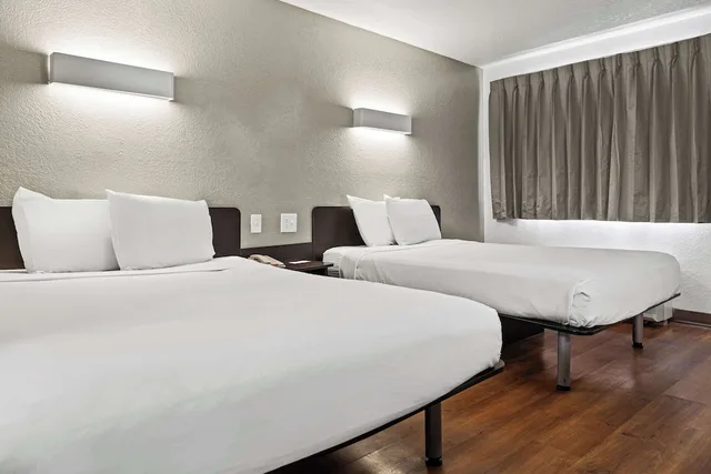 2 Queen Beds - Deluxe, Micfridge، Motel6 San Luis Obispo, CA - South 1/3