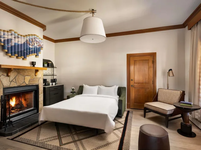 1 Bedroom, Suite, House, Queen Bed, Resort and Court View, Court View، Fairmont Jasper Park Lodge 4/5