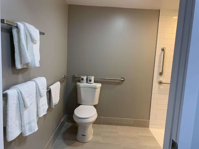 2 Queen Beds - Mobil Access Tub Nsmk Kitchen، Motel6 Rockford, IL 2/2