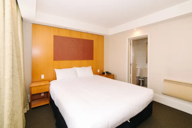 Standard, Queen Bed, Brydone Hotel Oamaru 2/5