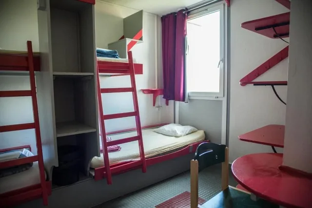 Male Dorm, 5 Beds, Auberge de Jeunesse Paris - Le d'Artagnan 7/8