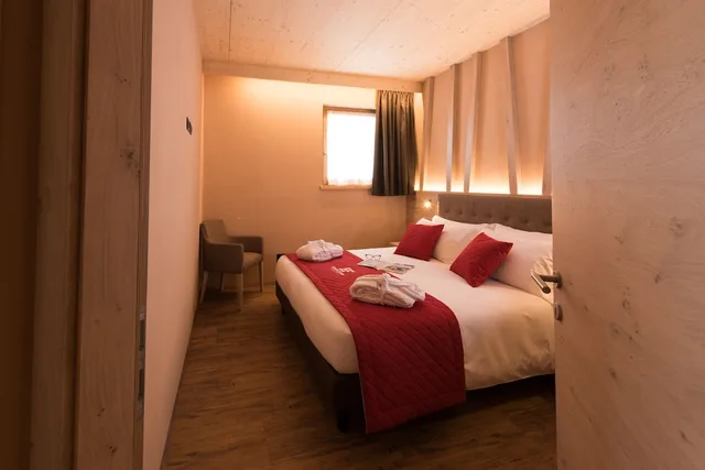 جناح ديلوكس بسرير مزدوج وسريرين منفصلين بإطلالة على الجبل بغرفتي نوم، Francesin Hotel 1/2