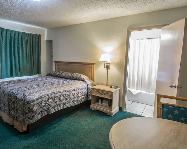 غرفة بسرير كوين للمدخنين، Rodeway Inn Fort Pierce US Highway 1 FL 1/3
