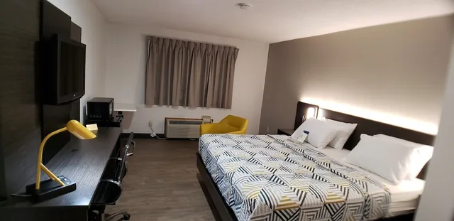 Deluxe, King Bed, Motel6 Kewanee, IL 3/10