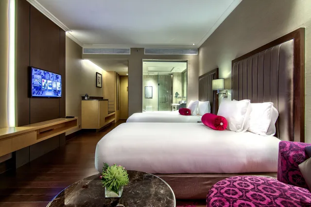 غرفة بزنس بسريرين منفصلين مع دخول الصالة، Radisson Blu Plaza Bangkok Hotel 4/7