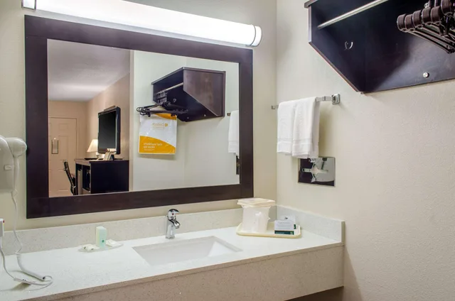 غرفة بسرير كينج للمدخنين، Quality Inn McComb 6/6