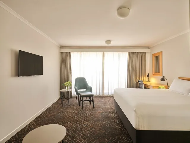 غرفة قياسية بسرير كينج وسرير كوين بشرفة، Rendezvous Hotel Sydney The Rocks 3/5