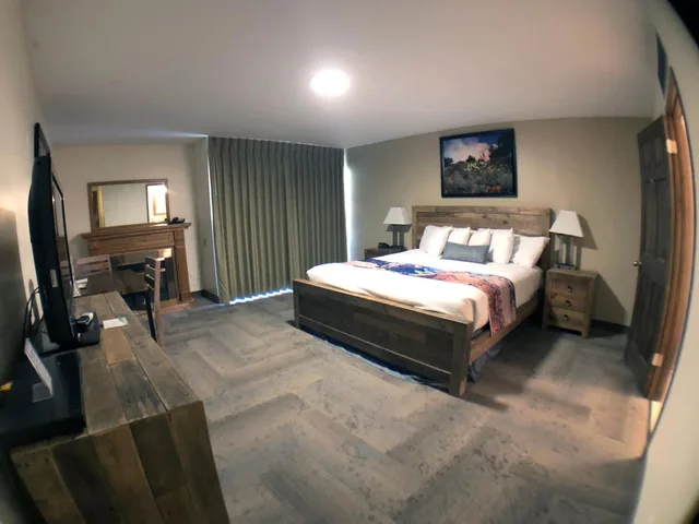 غرفة بسرير كينج، Bumbleberry Inn 1/9