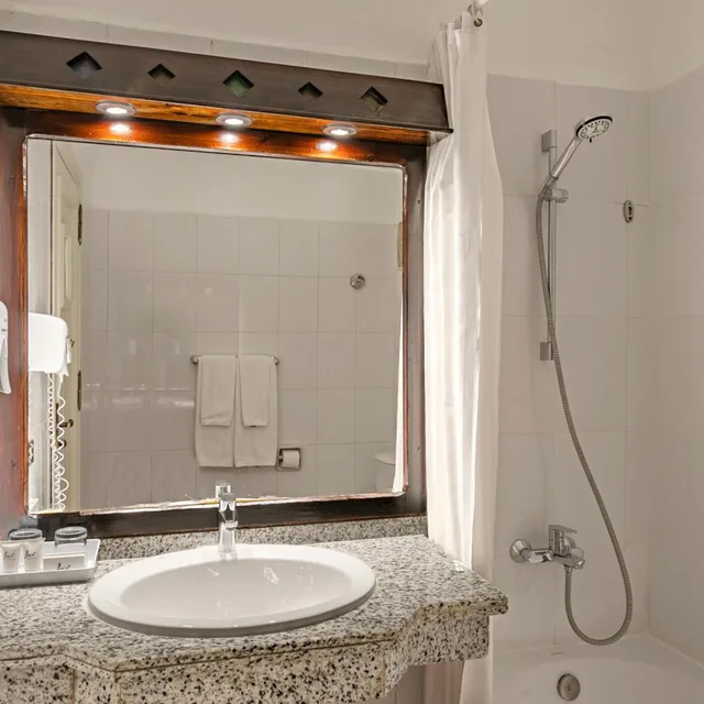 غرفة قياسية بسرير مزدوج بإطلالة على البحر، Arabella Azur Resort 4/7