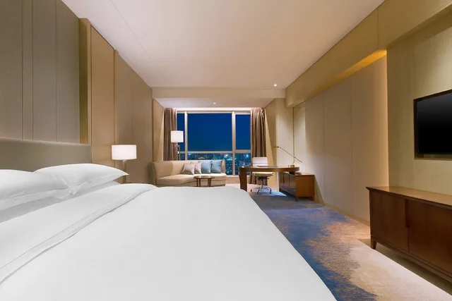 Room, King Bed, City View, Sheraton Zhanjiang Hotel 1/4