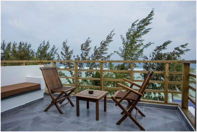 Ripple Beach Inn، Male 28/50