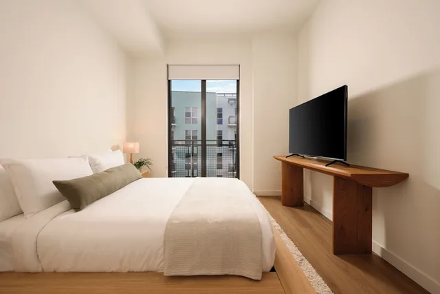 جناح بسرير كينج بشرفة بغرفة نوم واحدة مع أريكة، Sense28 Edgewater, an AvantStay Hotel 5/10