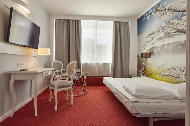 جناح عائلي بسرير كوين مع أريكة، MyContinental Bucuresti Gara de Nord 5/8
