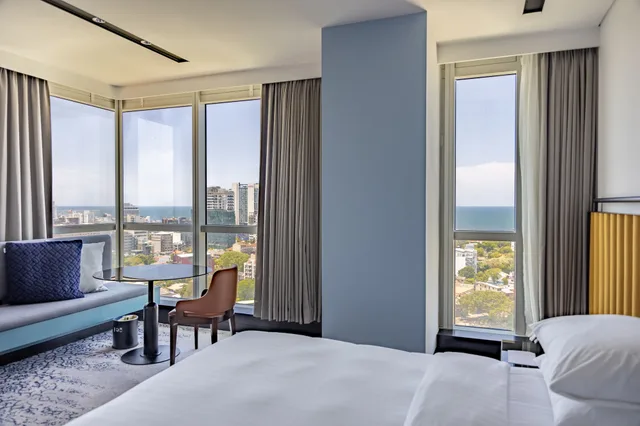 غرفة بريميير بسرير كينج بإطلالة على البحر، Courtyard by Marriott Colombo 2/3
