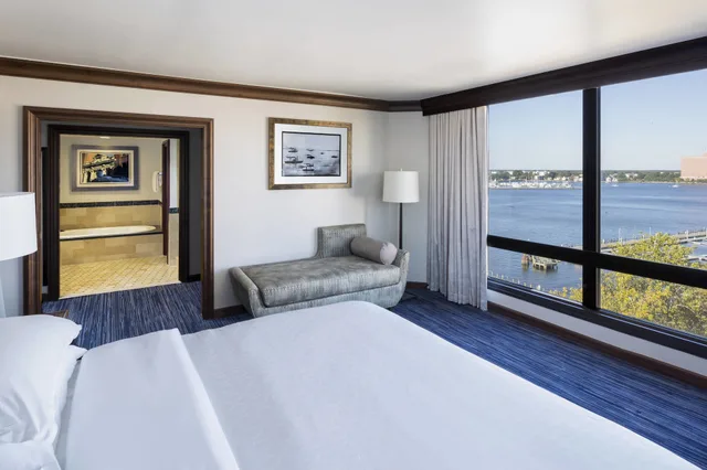 جناح تنفيذي بسرير مزدوج بإطلالة على المرفأ بغرفة نوم واحدة، Sheraton Norfolk Waterside 1/5