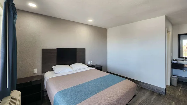 غرفة ديلوكس بسرير مزدوج لذوي الإعاقة، Motel6 Galveston, TX 4/8