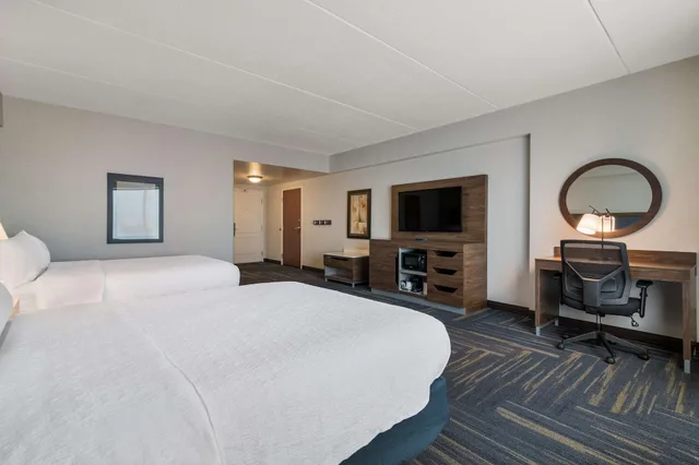 غرفة قياسية بسرير كوين لذوي الإعاقة، Hampton Inn Suites Plattsburgh 3/6