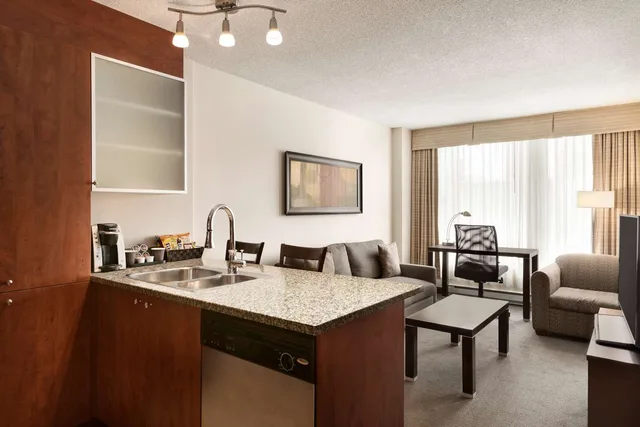 جناح بريميوم بسرير كوين، Embassy Suites By Hilton Montreal 1/1