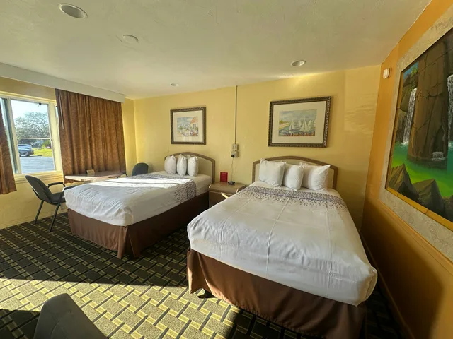 Room, 2 Queen Beds, Super Inn By Oyo Daytona Beach Near Airport 1/5