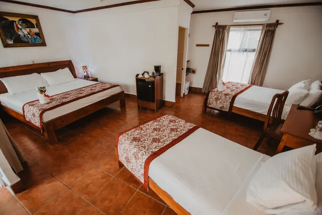 غرفة عائلية بسرير كينج وسرير فردي، Hacienda Guachipelin Hotel 2/4