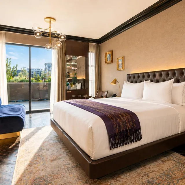 غرفة بسرير كينج بشرفة، Whisky Hotel 1/3
