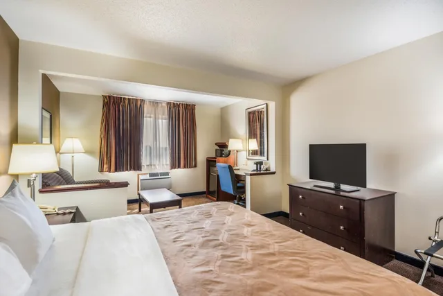 جناح بسرير كينج مع أريكة، Quality Inn & Suites Eldridge Davenport North 1/8