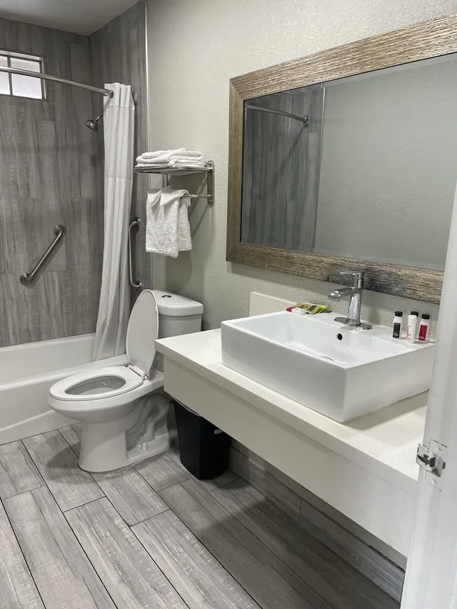 جناح استوديو إليت بفراش فوتون وسريرين منفصلين وسرير كينج وسرير فردي، Cabana Inn & Suites 4/4