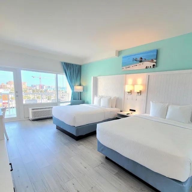 غرفة بسرير مزدوج بإطلالة على المسبح، ChartHouse Clearwater Beach Marina Hotel 1/2