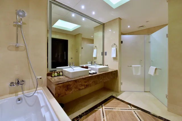 جناح بإطلالة على المسبح، Ramada Resort by Wyndham Manama Seef 2/3