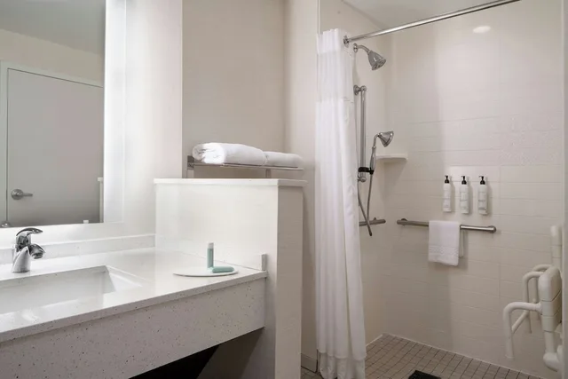 Room, 2 Queen Beds, Accessible, Fairfield Inn And Suites Savannah Midtown 8/8