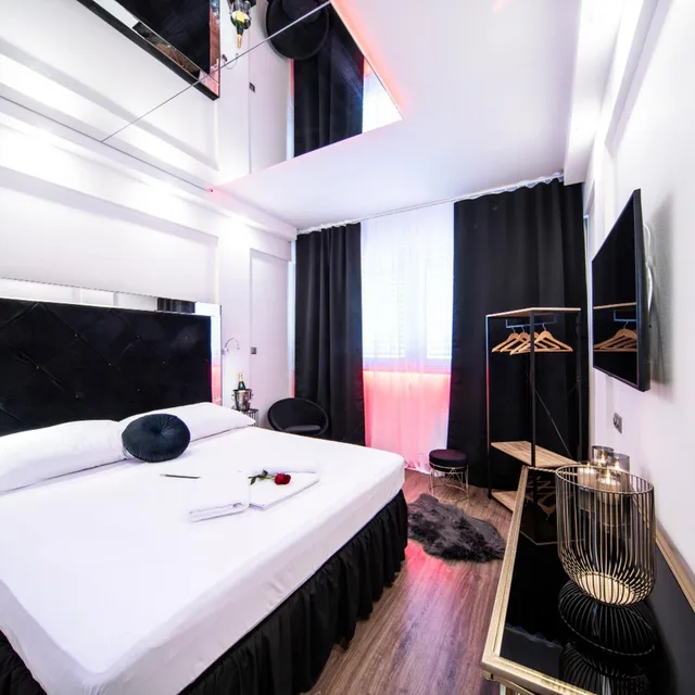Elegant, King Bed, Pool Access، Hotel Aura Design & Garden Pool 3/10