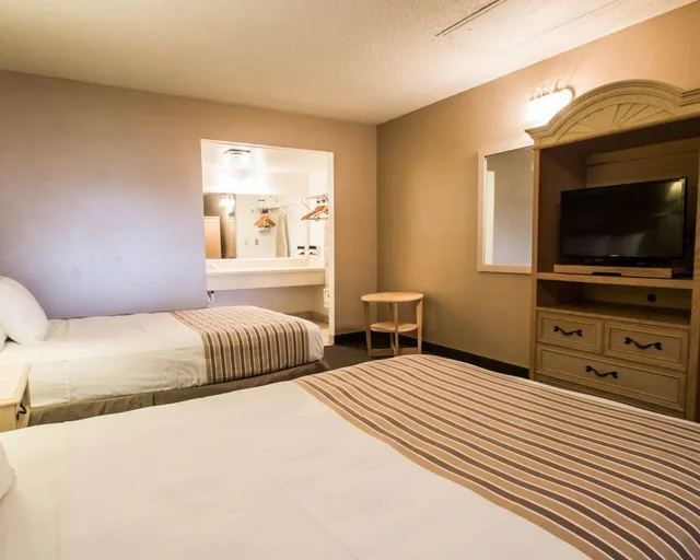 غرفة بسريرين مزدوجين، Rodeway Inn Apopka 4/4