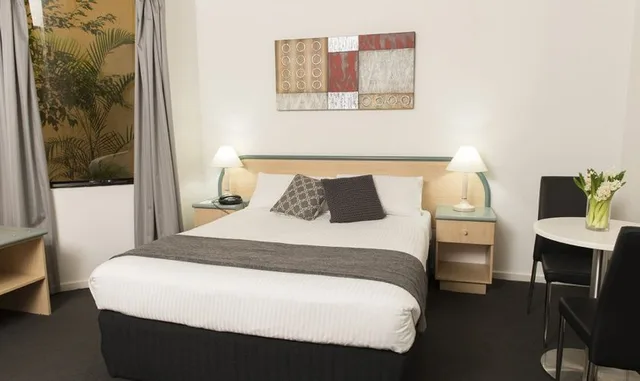 غرفة قياسية بسرير كوين، Adelaide Riviera 1/2