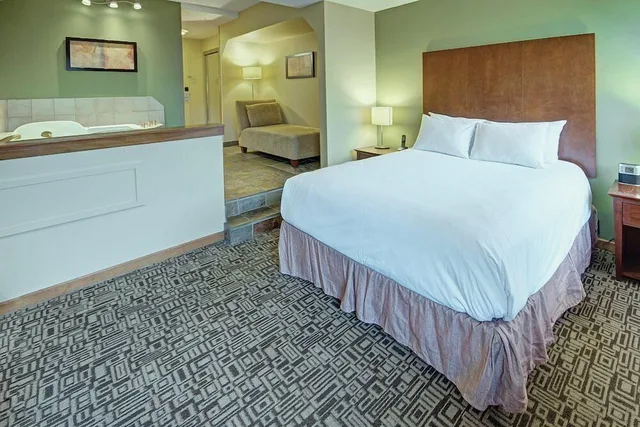1 Bedroom, Mountain, Lodge, Suite, Double Bed, Sofa، Mountain Side Hotel Whistler By Executive 1/2