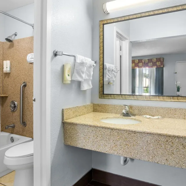 جناح بسريرين كوين بمنطقة جلوس، Quality Inn & Suites Greenville - Haywood Mall 3/3