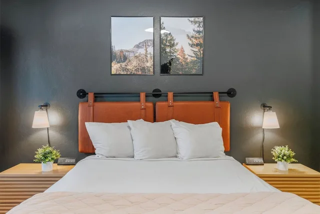 Standard, Queen Bed, Kitchen, Adventure Inn Durango 3/3