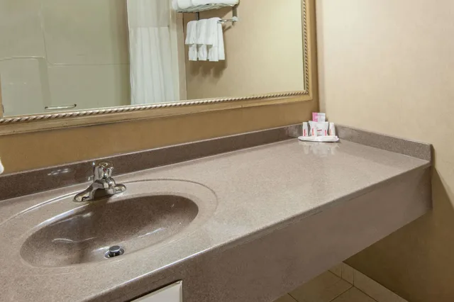 Room, 2 Queen Beds, Ramada By Wyndham Drumheller Hotel & Suites 4/6