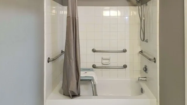 غرفة قياسية بسريرين مزدوجين لذوي الإعاقة، Studio6 Houston, TX - Hobby South 7/8